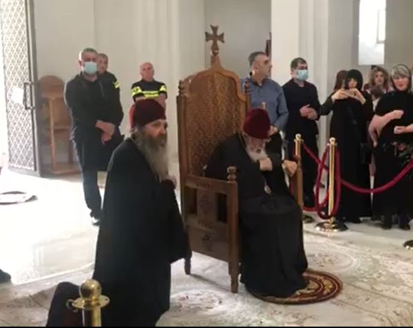 Video: ილია მეორე ბოდბეშია – ნახეთ მუხლმოდრეკილი მეუფე იაკობი პატრიარქის ტახტრევანთან