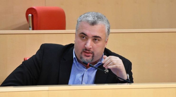 მოსახლეობისთვის თვალში ნაცრის შეყრა – კაპანაძე თალაკვაძეს პასუხობს