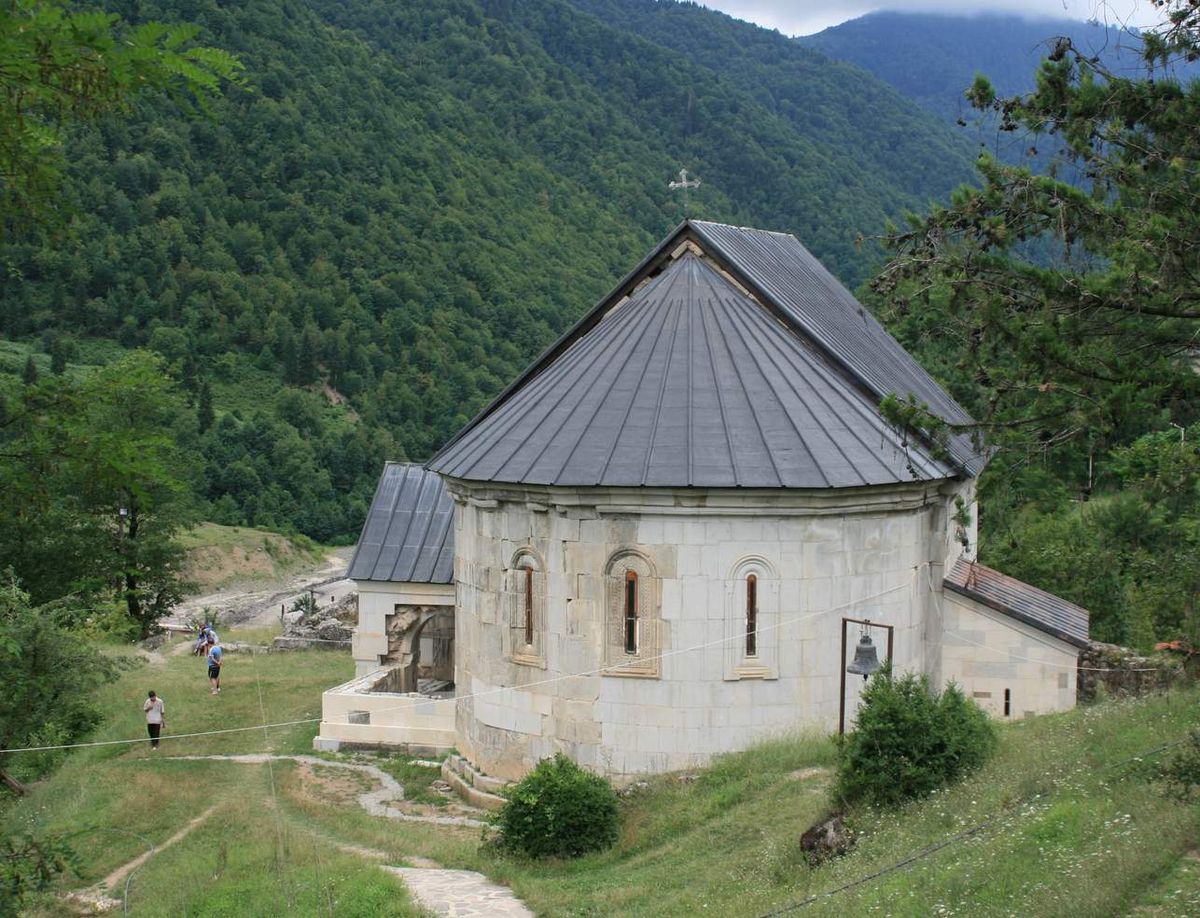 მსხლის ხე, რომლის ადგილას სხალთის მონასტერია, გაჩეხვის მერე ისევ მრთელდებოდა