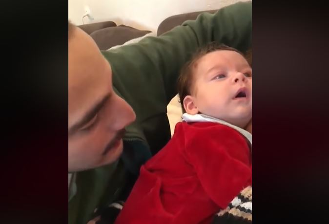 თვეების ბავშვის რეაქცია, როდესაც მეგრულ სიმღერას უმღერიან