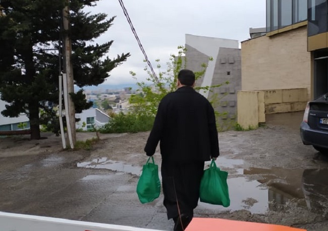 მოძღვარი, რომელმაც მოხალისეებს საკუთარი ავტომობილი დაუთმო და მოხუცებისთვის საკვები პირადად მიაქვს