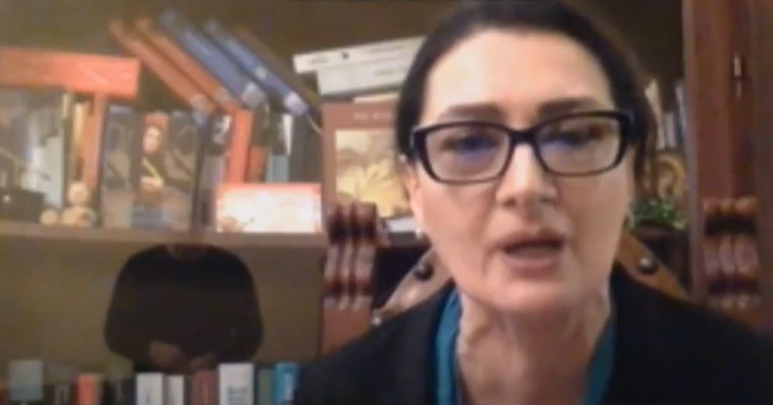 VIDEO: ბურჯანაძეზე გაბრაზებულ თაკო ჩარკვიანს კადრს მიღმა აწყნარებენ