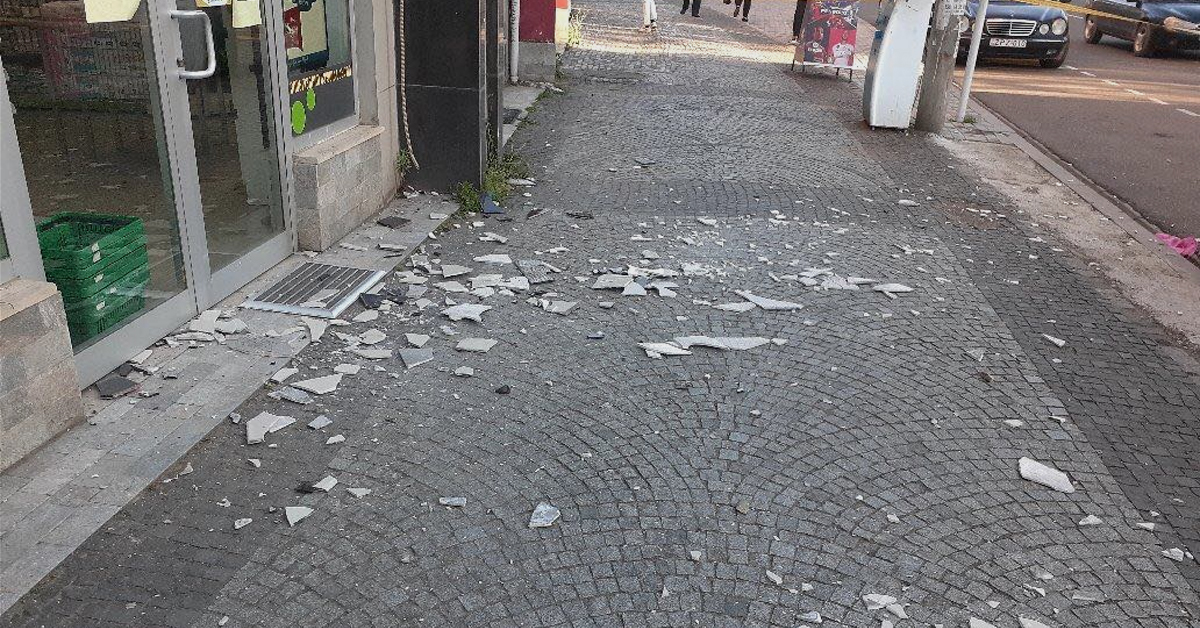 ქუთაისში, ქალს მაღაზიის რიგში დგომის დროს ფასადის ფილა დაეცა