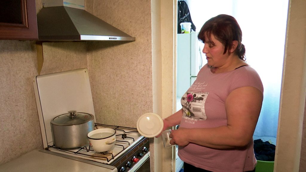 2 წლის ბავშვი მჭადის ფქვილზე მყავს - როცა ფქვილი უთავდება, ოთხი შვილის დედა მოწყალებას ითხოვს