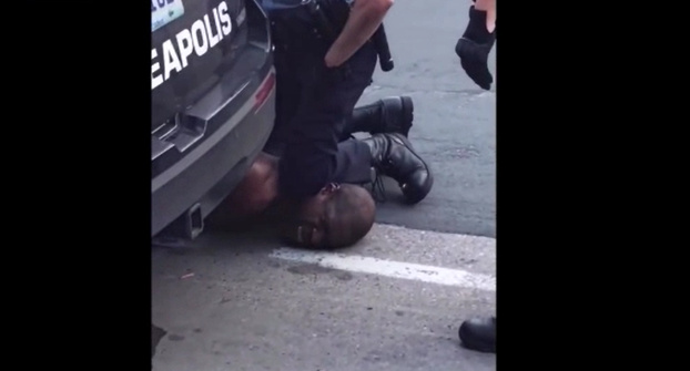 VIDEO: პოლიციელი დაკავებულს კისერზე მუხლს აჭერს, ის შველას ითხოვს, ბოლოს კი მოძრაობას წყვეტს (აშშ)