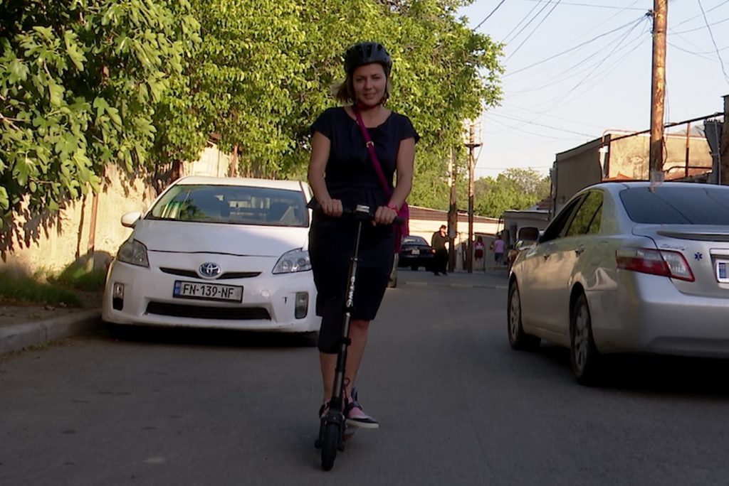 სკუტერი, რიკო და ინგლისური ქუსლები - სულ სხვანაირი ანა დოლიძე