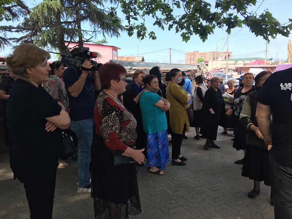 ზუგდიდში გარემოვაჭრები გადასახადს ვერ იხდიან და აქცია მოაწყვეს