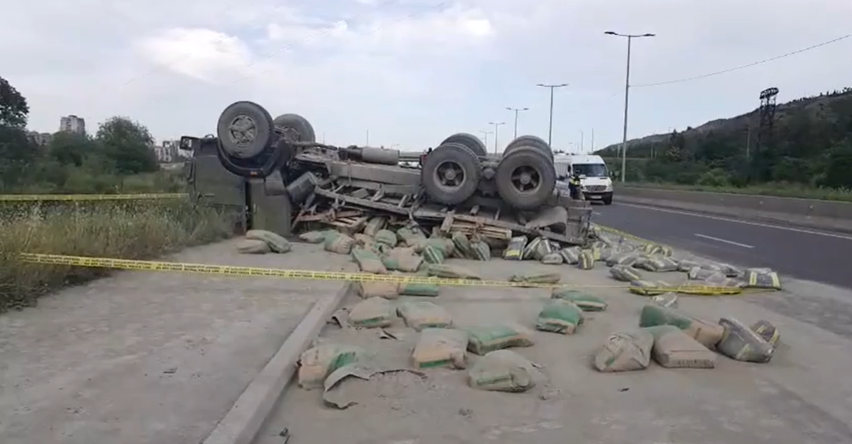 თბილისი-რუსთავის გზატკეცილზე სამშენებლო მასალებით დატვირთული „კამაზი“ ამოტრიალდა