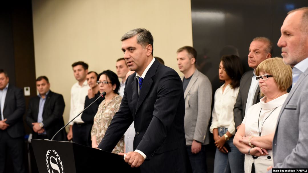 „გამარჯვებული საქართველო“ იშლება? – რატომ ტოვებენ პარტიას სახეები