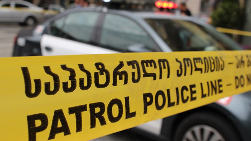 მოპედი ჯერ მანქანას დაეჯახა და შემდეგ ქვეითს - მძიმე ავარია რუსთავში