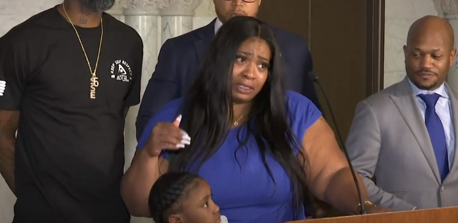 „ვეღარასდროს ნახავს როგორ იზრდება მისი ქალიშვილი“ – ფლოიდის ცოლი სიტყვით გამოსვლისას ატირდა (ვიდეო)