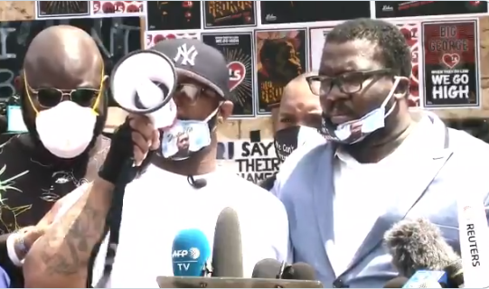 რას აკეთებთ თქვენ ყველა? ეს მე ძმას არ დამიბრუნებს! - ფლოიდის ძმების ემოციური მიმართვა აქციის მონაწილეებს (ვიდეო)