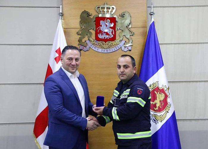 მაშველი, რომელმაც ერთ საათში 4 ადამიანი გადაარჩინა შს მინისტრმა დააჯილდოვა