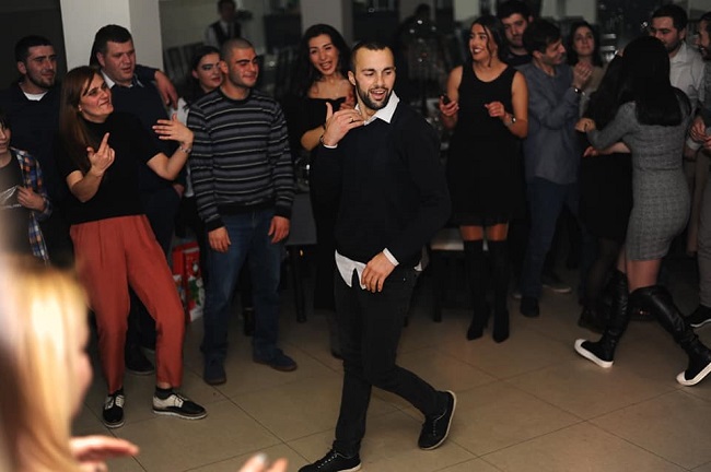 გაიცანით ქართველი სპაიდერმენი, რომელიც წყნეთის ქუჩებს ასუფთავებს