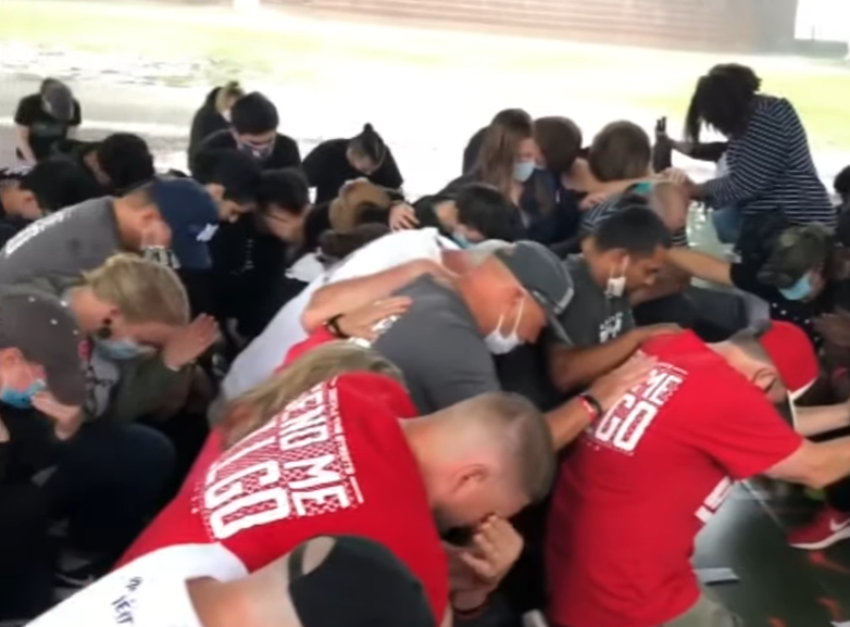 თეთრკანიანი ამერიკელები ფერადკანიანების წინ მუხლებზე დადგნენ და ბოდიში მოუხადეს - ემოციური ვიდეო