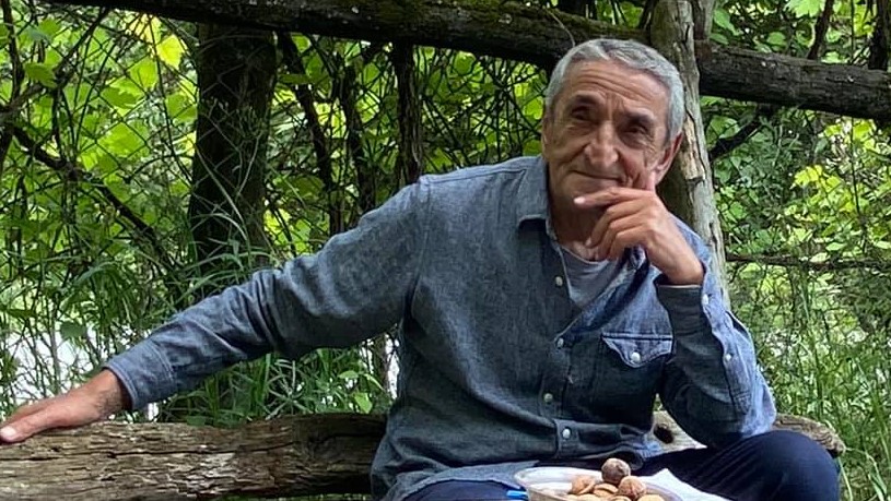 “მე რომ მოვკვდი, ყველა ქალი დაქვრივდა” – საკუთარ ლექსს ბესიკ ხარანაული კითხულობს