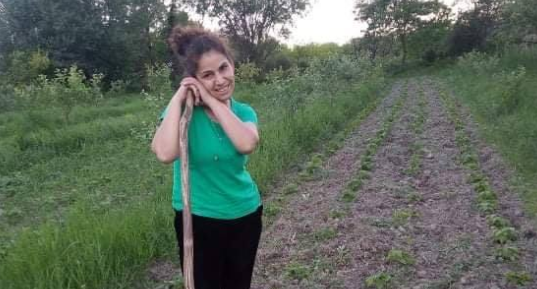 თეა და მისი ძმა ბიძამ თავშესაფარში ჩააბარა – დამგლაგებელი ქალის ისტორია