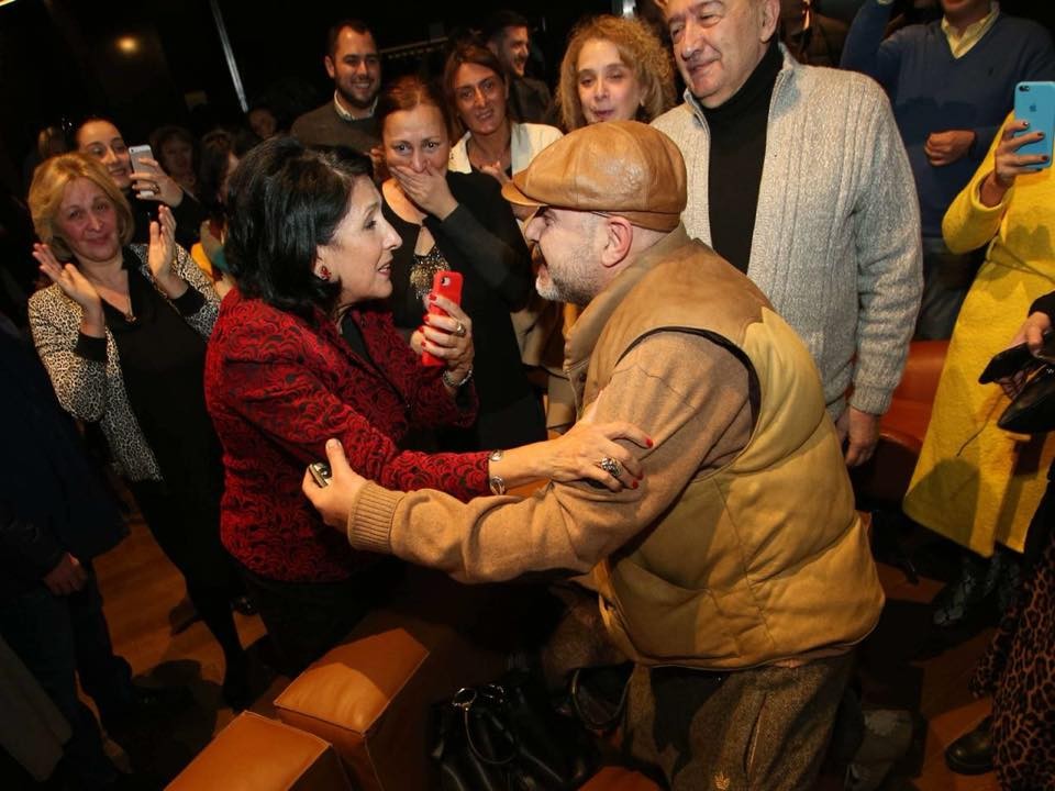 პრეზიდენტის ფავორიტი! – უცნობის ლექსი ზურაბიშვილის აპლოდისმენტებით