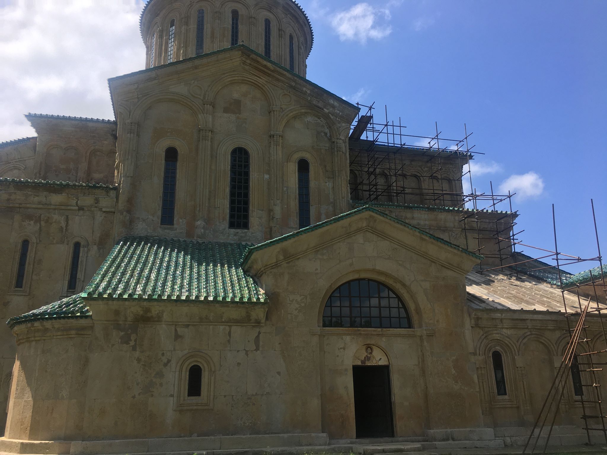 VIDEO: დაზიანებული ფრესკები გელათში – რეაბილიტირებული სახურავიდან წვიმა ჩადის