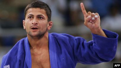 მსოფლიო ჩემპიონის დაჭრა, სავარაუდოდ, წარსულში არსებულ უთანხმოებას უკავშირდება