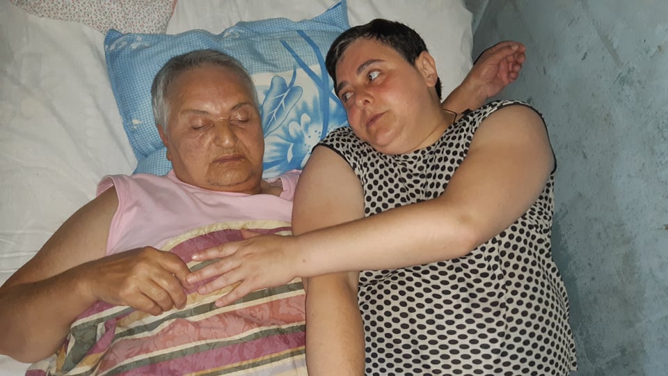 „სახლის წართმევა უნდოდათ და ფიზიკურად გამისწორდნენ“ - ბათუმელი დედა-შვილი დახმარებას ითხოვს