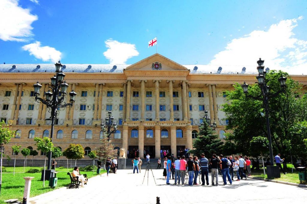 „კონტაქტზე რომ გამოვიდეს ჩვენთვის უკეთესია“ – სასამართლოდან გაქცეულ პატიმარს ოჯახის წევრებიც ეძებენ