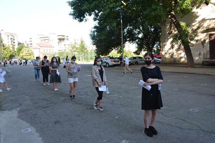 გამოცდები ასე ჯერ არ ჩატარებულა - პირველი ფოტოები საგამოცდო ცენტრებიდან