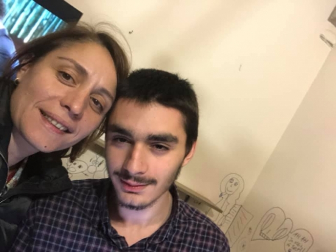 ყვე­ლა­ფერს იმას ვა­სა­ხი­ე­რებ, რა­საც უარ­ვყოფ­დი და დავცინოდი – ელენე ხოშტარიას განცდები აბიტურიენტი შვილის პირველ გამოცდაზე