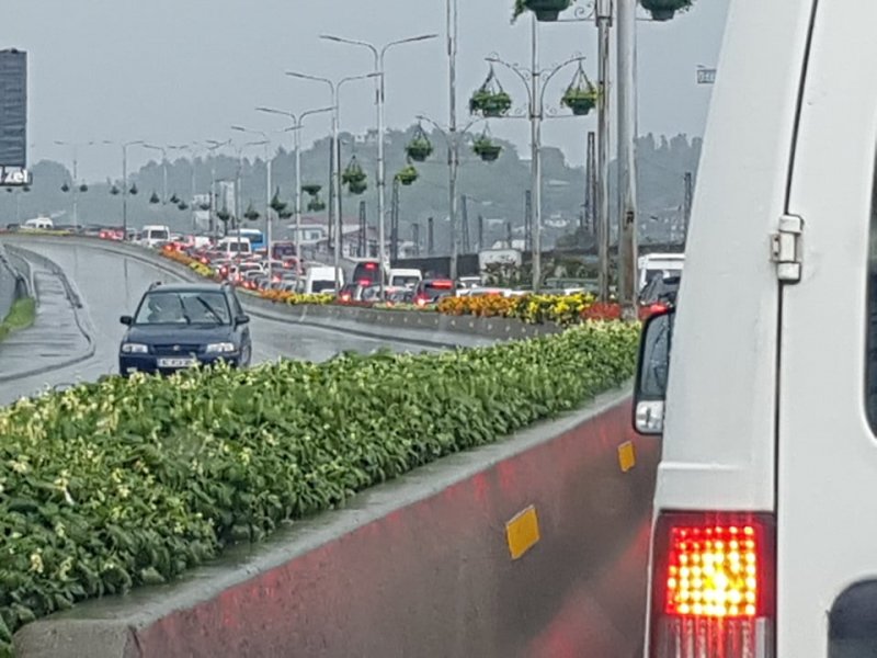 ბათუმის შესასვლელ-გასასვლელი პარალიზებულია