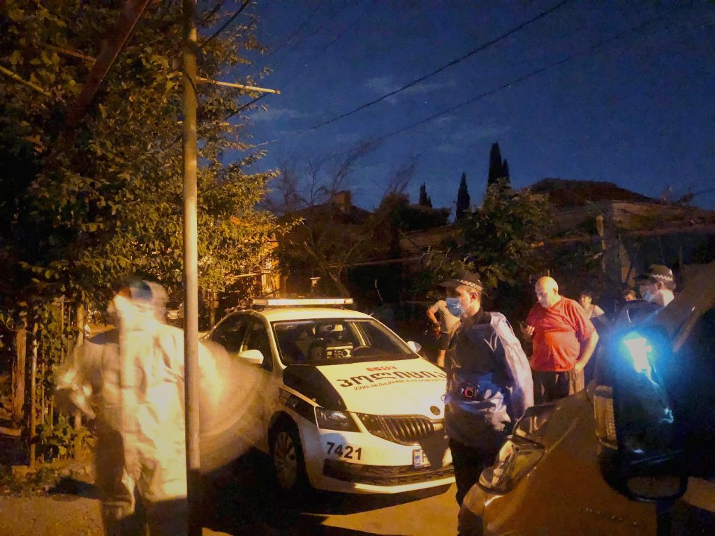 ინფიცირებულის ურჩი კონტაქტი - ხანშიშესული ქალი პოლიციის მანქანიდან გადახტა და გაიქცა