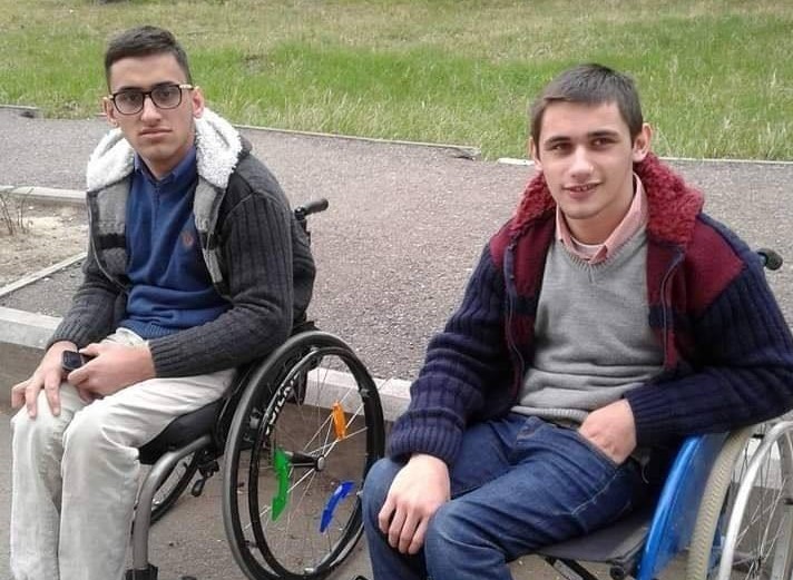 დაბადებიდან იბრძვიან ცოტნე და თორნიკე, დედამ ყველაფერი სცადა – ეტლს მიჯაჭვული ძმების ამბავი