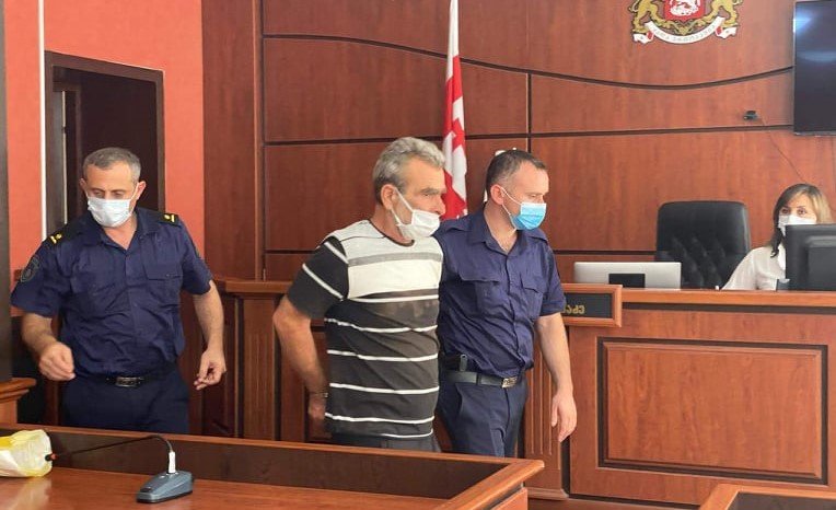 Video: „მაინც შევხვდებით ერთმანეთს“ - ასე შეიყვანეს სასამართლოში მამა, რომელიც 11 წლის შვილის გარდაცვალებაშია ბრალდებული