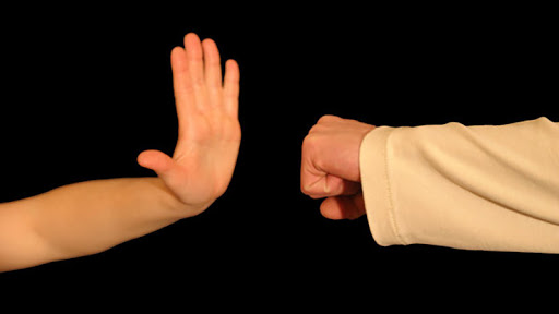 „სულ სე­რი­ა­ლე­ბის ყუ­რე­ბა­შია 24 სა­ა­თი, მე­ჩხუ­ბე­ბო­და სა­ინ­ფორ­მა­ცი­ოს რა­ტომ უყუ­რე­ბო“ - ცოლ-ქმარს შორის ძალადობის ერთ-ერთი მიზეზი ტელევიზორია