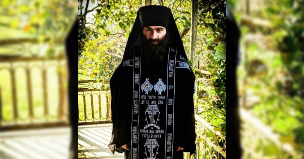 „კაცი, რომელიც თავს მღვდლად ასაღებს, არასრულწლოვანს შიშველი ფოტოების გამოქვეყნებით ემუქრება“ 