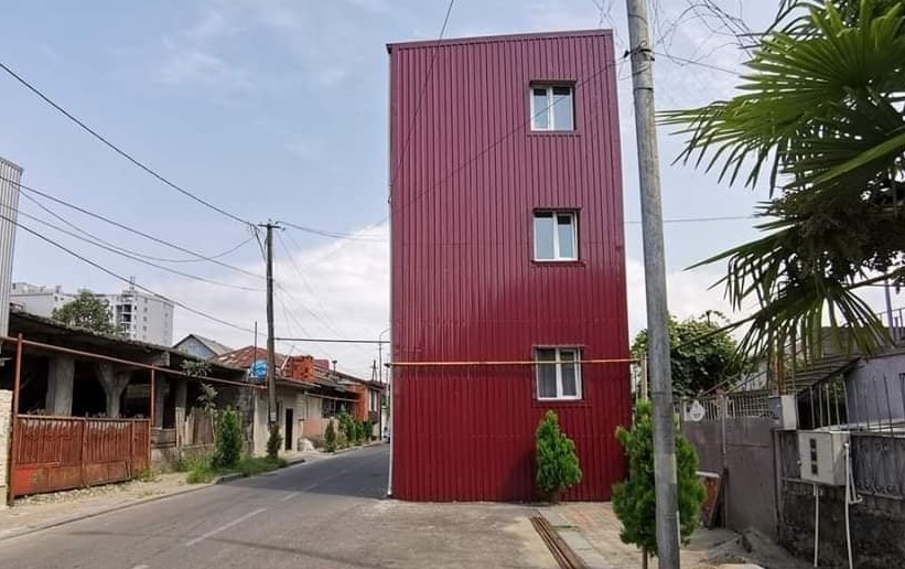 ბათუმში სახლი ტროტუარზე ააშენეს