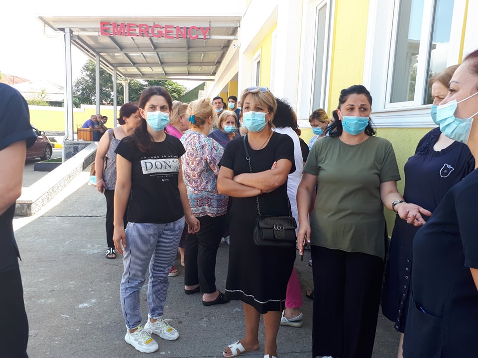 საპროტესტო აქცია „მედალფაში“ – თანამშრომლები კოვიდპაციენტებთან მუშაობაზე უარს აცხადებენ