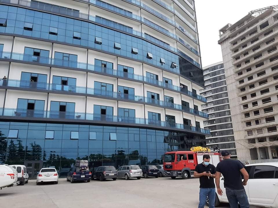 კარანტინში მყოფი პირი, მეოთხე სართულიდან გადმოხტომით იმუქრება