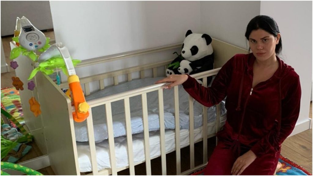 „პრაიმტაიმში“ გამოქვეყნებული სტატიის შემდეგ ყოფილმა მაღალჩინოსანმა ცოლს პროსტიტუციაში დასდო ბრალი და პოლიციაში უჩივლა