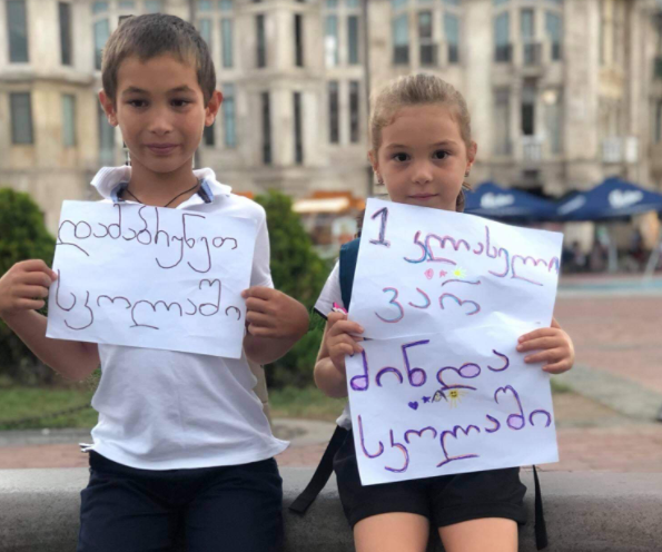 „დამაბრუნეთ სკოლაში“ – ერას მოედანზე მშობლებმა აქცია გამართეს
