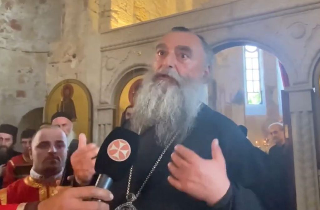 ხმაურიანი ინციდენტი მარტვილის საკათედრო ტაძარში - მეუფე ნიკოლოზი ჟურნალისტებს სიტყვიერად დაუპირისპირდა (ვიდეო)