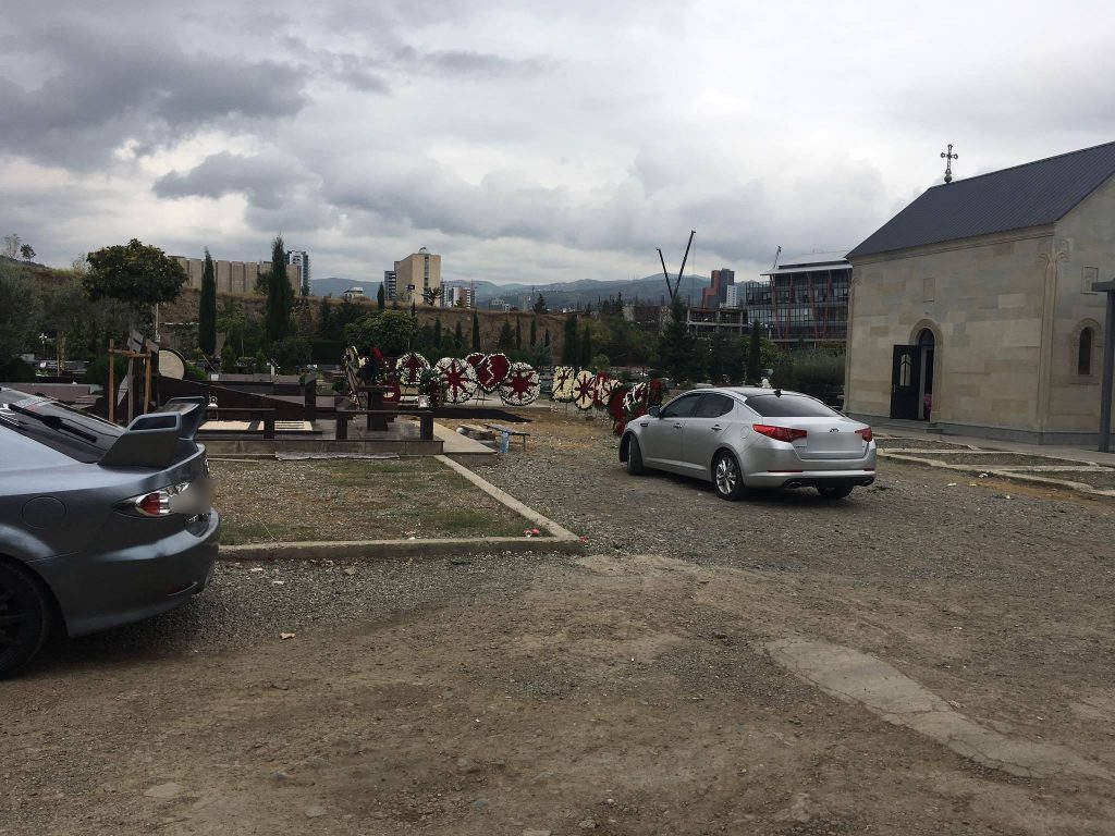 ფოტოები: „კანონიერი ქურდი“ თბილისში, ეკლესიის ეზოში დაკრძალეს - „ოჯახს ცხედარს უმალავდნენ“