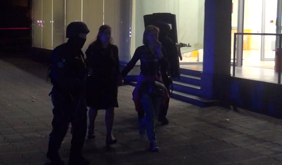 მძევლების გათავისუფლების კადრები ზუგდიდიდან – როგორ ტოვებენ ბანკის შენობას