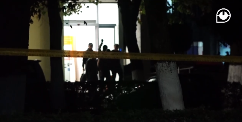 სხვა რაკურსით გადაღებული კადრები: როგორ ტოვებს თავდამსხმელი ბანკის შენობას მძევლებთან ერთად