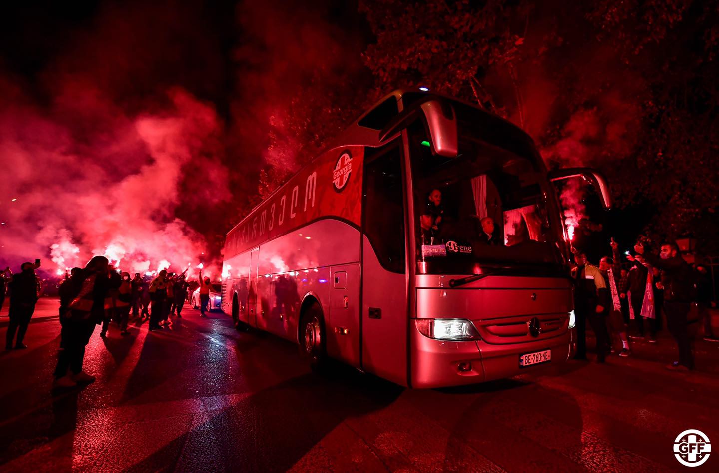 ქომაგებმა გუნდი სტადიონამდე მიაცილეს (ფოტოები)