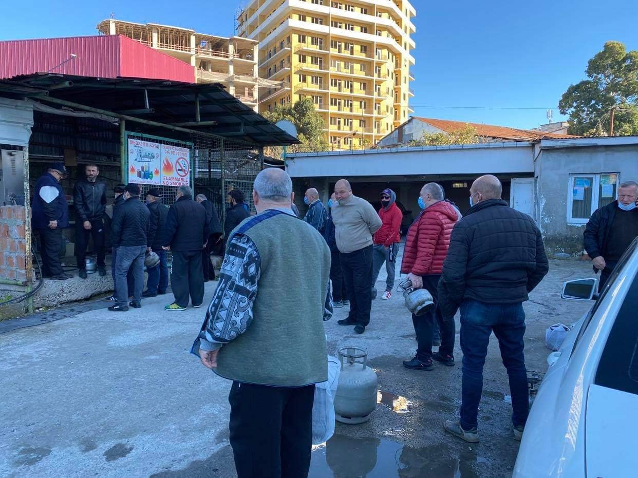 „პურის რიგები გვაკლია და 90-იანი წლებია“ – ბათუმელები გაზის რიგში
