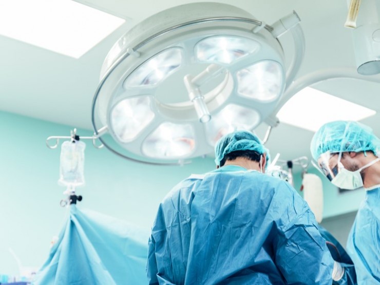 მცირეწლოვანის მდგომარეობა, რომელიც მეშვიდე სართულიდან გადავარდა, მძიმეა