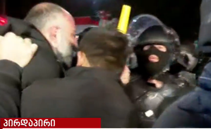 LIVE: ცესკოსთან მომიტინგეების წინააღმდეგ წყლის ჭავლი ისევ გამოიყენეს