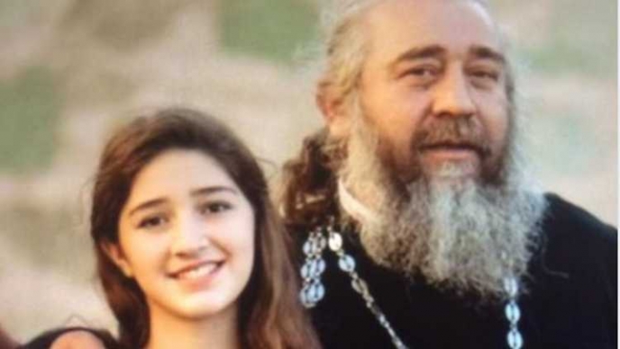 „დღეს ვნახე, როგორ იწვა თეთრ სასახლეში საოცრად ლამაზი გოგო“ – მღვდელმსახურის ოჯახში დატრიალებული ტრაგედია