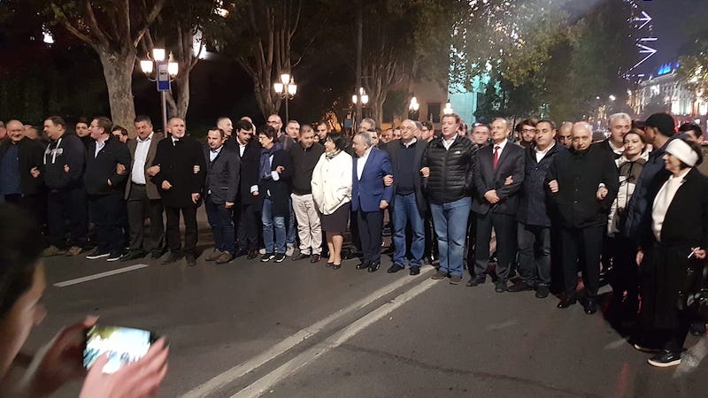 ცოცხალი ჯაჭვი ოპერიდან ფილარმონიამდე – რა გეგმები აქვს ოპოზიციას პომპეოს ვიზიტთან დაკავშირებით