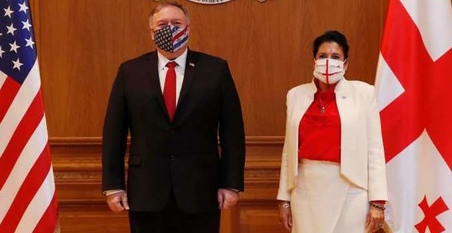 „ისევ დროშის ფერებშია…“ – თაკო ჩხეიძე პრეზიდენტის ჩაცმულობაზე პომპეოსთან შეხვედრისას